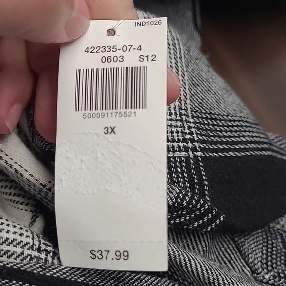 Old Navy Black and White Plaid Button Down The Boyfriend Shirt - Picture 8 of 8